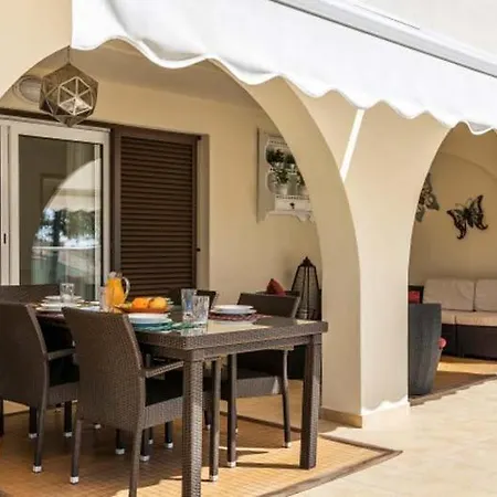 Villa Sleeps 6 With Pool Air Con And Wifi *