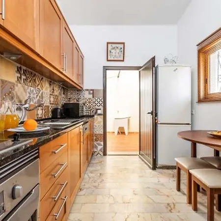Sleeps 6 With Pool Air Con And Wifi