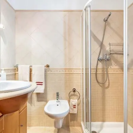 Sleeps 6 With Pool Air Con And Wifi
