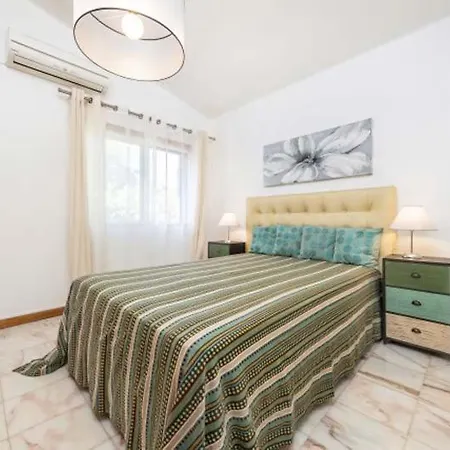 Sleeps 6 With Pool Air Con And Wifi Villa